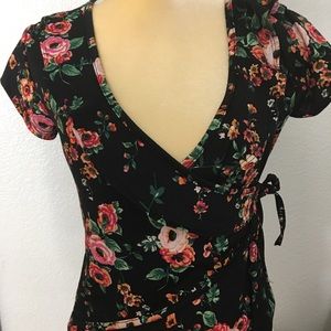 Crop top flowered shirt very pretty